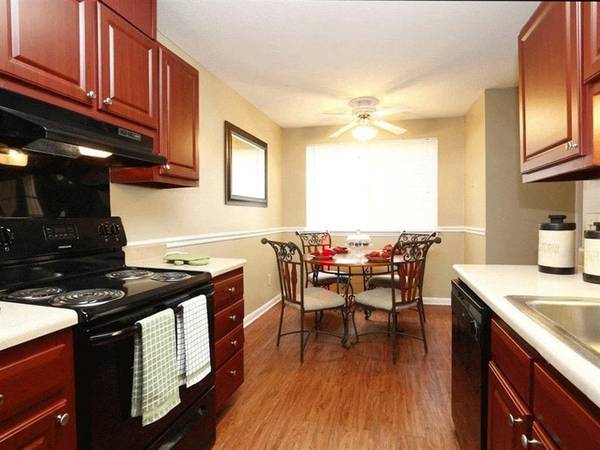 Stunning renovated 2 bed, 1 bath! Gorgeous floors, kitchens, &amp; more - apts/housing for rent - apartment rent -... picture