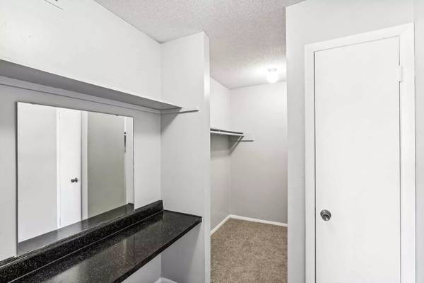 This is it! The ideal 1 bed 1 bath! Close distance to the campus - apts/housing for rent - apartment rent picture